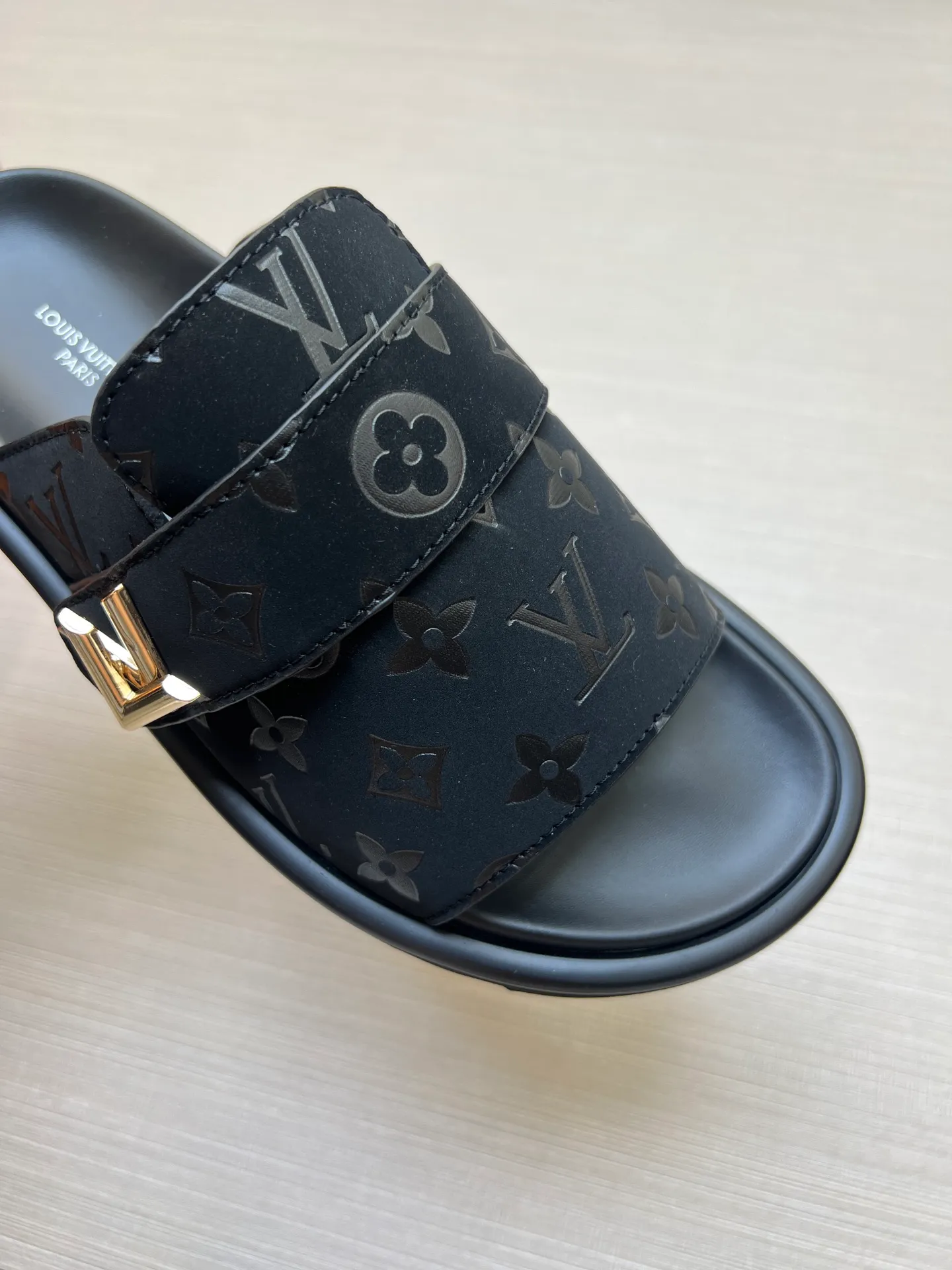 Factory price: 360💰【LOUIS VUITTON】Louis Vuitton, LV printing, men's and women's slippers are on the market, drawer box packaging with cloth bag, card, the upper pattern looks very soft and waxy, super versatile leg slimming artifact. Fabric: imported denim/canvas/old fabric, LV hardware LOGO, official website pattern printing, comfortable to wear, foot pads: high elastic men's shoes💰U water table. Sole: foam sole, heel height: about 5cm. Code number: 35-46, 35, 45, 46 are custom-made and non-returnable. Color: multiple colors and styles available.